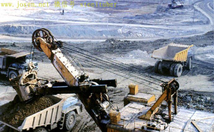 露天铁矿用电铲与大型矿车运输的联合采矿作业.jpg