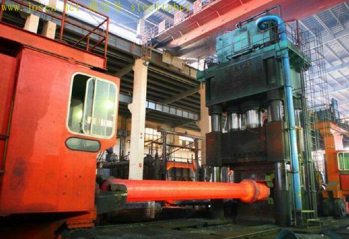 用4000吨锻造水压机加工大型轴件.jpg