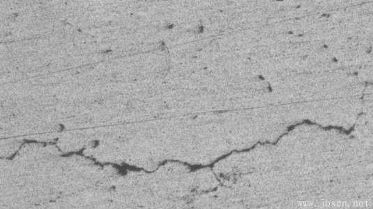 在马氏体转变区的冷却过快而引起的淬火裂纹.jpeg