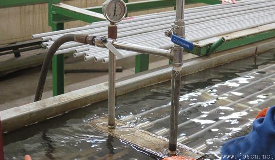 钢管正在进行水压试验