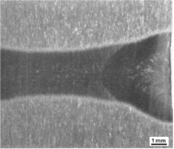 图1-40 Ti600合金厚板电子束焊缝低倍组织（锥形熔池线清晰可见）.png